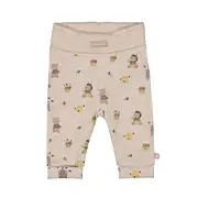 Beigefarbene Baby-Leggings mit einem niedlichen Aufdruck aus Bären, Bäumen und Bienen; sie sind auf Komfort ausgelegt und verfügen über einen elastischen Bund.