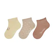Drei Paar Kurzsocken in Pastellfarben: Gelb, Beige mit weißen Punkten sowie Braun mit einem kleinen Textdetail.