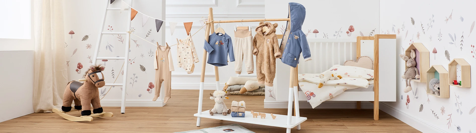 Ein gemütliches Kinderzimmer mit Babybett, Schaukeltier und Babykleidung