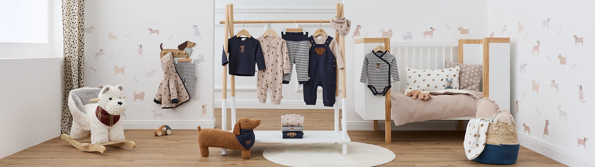 Die neue Babymode wird in einem Kinderzimmer ausgestellt.