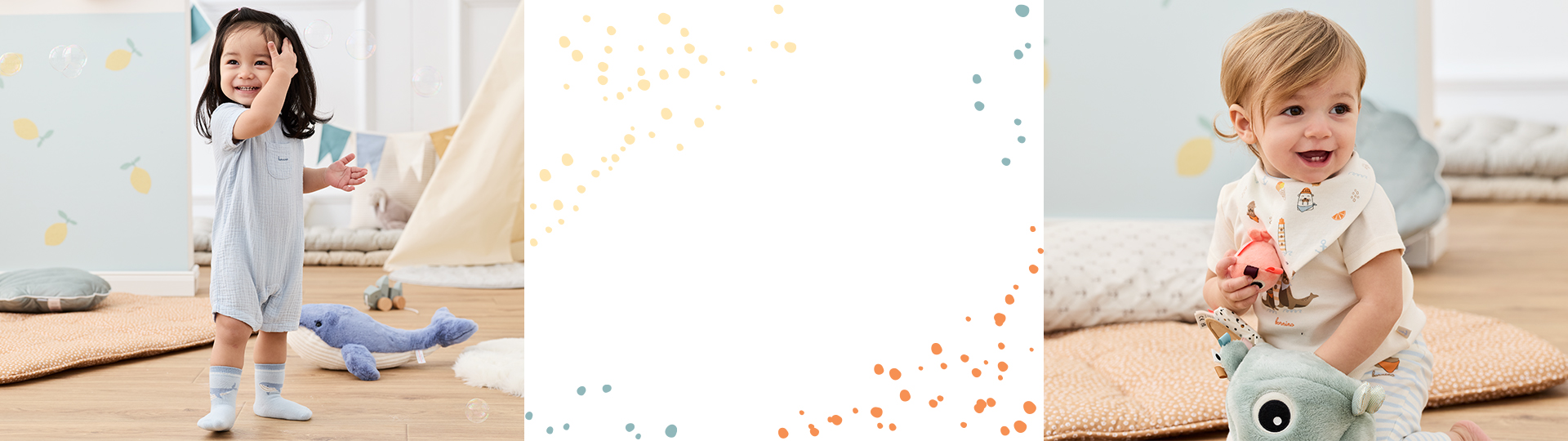 Zwei Kleinkinder in einem Spielzimmer: eines steht in einem blauen Outfit, das andere sitzt mit einem Spielzeug da. Sanfte Dekoration und Pastellfarben schaffen eine fröhliche Atmosphäre.
