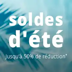 Texte portant l'inscription « soldes d'été, jusqu'à 50 % de réduction* » sur un fond flou orné de feuilles de palmier.