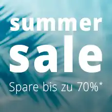 Text mit der Aufschrift „summer sale, spare bis zu 70%*“ vor verschwommenem Hintergrund mit Palmenblättern.