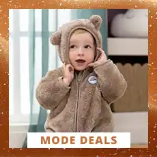 Ein Kleinkind in einem flauschigen Bärenkostüm mit Ohren sitzt drinnen. Der Text „MODE DEALS“ steht unten im Bild.