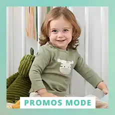 Un tout-petit souriant, vêtu d'un t-shirt vert à imprimé animal, est assis à côté de grandes peluches dans une pièce aux rideaux blancs. Le texte indique : « PROMOS MODE ».