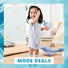 Ein Kleinkind in einem hellblauen Strampler lächelt in einem Spielzimmer neben einem Plüschdelfin. Im Bild ist ein Banner mit der Aufschrift „Mode Deals“ zu sehen.