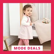 Ein Kleinkind in einem gestreiften Kleid und einer rosa Hose steht mit einem Spielzeug neben einem Bett, eingerahmt von einem roten Rand mit dem Text „Mode Deals“.