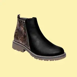 Ein schwarzer Stiefeletten mit braunem, strukturiertem Rückenteil und seitlichem Reißverschluss vor hellgelbem Hintergrund.