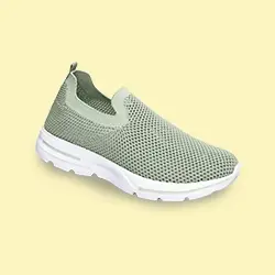 Hellgrüner Slip-On-Sneaker mit Mesh-Obermaterial und weißer, gepolsterter Sohle, dargestellt vor einem hellgelben Hintergrund.