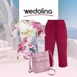 Ein geblümtes T-Shirt, eine rote Hose und eine rosa Umhängetasche, präsentiert vor dem Hintergrund einer malerischen Meereslandschaft und mit dem Schriftzug „Wedolina“ darüber.