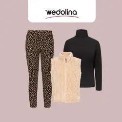 Leggings mit Leopardenmuster, eine cremefarbene, flauschige Weste und ein schwarzer Rollkragenpullover unter dem „Wedolina“-Logo auf rosa Hintergrund.