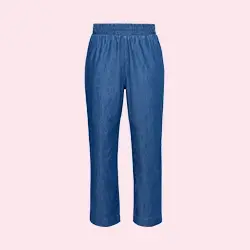 Blaue Jeanshose mit elastischem Bund und geradem Bein, vor hellrosa Hintergrund.
