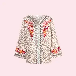 Jacke mit Leopardenmuster und farbenfroher Drachenstickerei auf hellrosa Hintergrund. Mit weiten Ärmeln und dekorativer Verzierung an der Vorderseite.