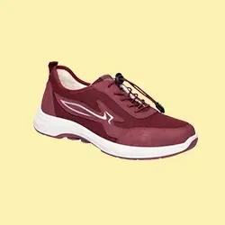 Brauner Sportschuh mit weißer Sohle, Schnürverschluss und einem stilisierten Logo an der Seite, vor hellgelbem Hintergrund.
