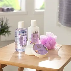 Wellness-Geschenkset mit Pflegeprodukten und Badezubehör für entspannende Wohlfühlmomente