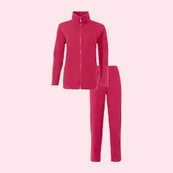 Rosa Trainingsanzug bestehend aus einer Jacke mit durchgehendem Reißverschluss und passender Hose, dargestellt vor einem hellrosa Hintergrund.