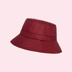 Roter Bucket Hat mit Steppmuster auf hellrosa Hintergrund.