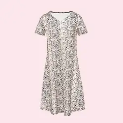 Kurzärmeliges Kleid mit Blumenmuster und ausgestelltem Rock vor hellrosa Hintergrund.