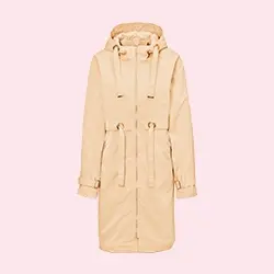 Beiger Trenchcoat mit Kapuze, verstellbarer Taille und Ärmelbündchen, vor einem einfarbigen rosa Hintergrund präsentiert.