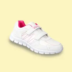 Weißer Sneaker mit rosa Akzenten und Klettverschlüssen auf hellgelbem Hintergrund.