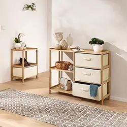 Holzregale mit cremefarbenen Schubladen in einem hellen Raum; dekoriert mit Pflanzen, einem Korb und einem gemusterten Teppich auf dem Boden.