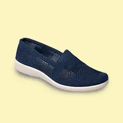 Marineblauer Slip-On-Schuh aus Mesh mit weißer Sohle auf hellgelbem Hintergrund.