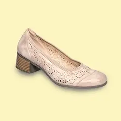 Beiger Schuh mit niedrigem Absatz und dekorativen Perforationen auf hellgelbem Hintergrund.