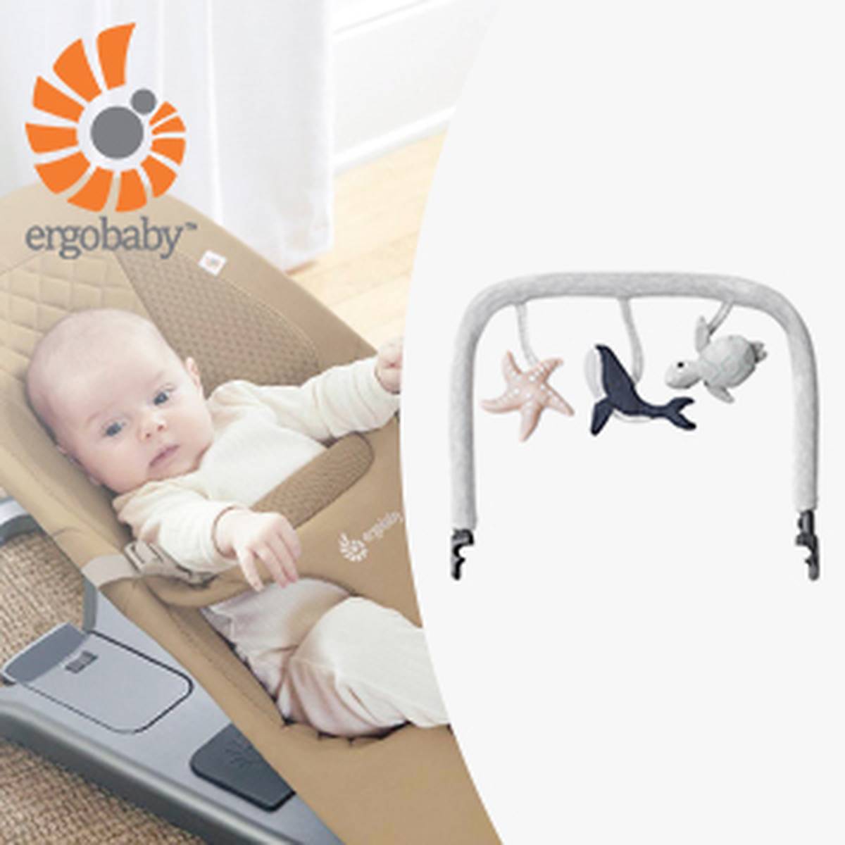 Eine Frau legt ein Baby vorsichtig in eine hellbraune Babywippe. In der Nähe ist ein abnehmbarer Spielzeugbügel mit Plüschtieren mit Meeresmotiven ausgestellt.
