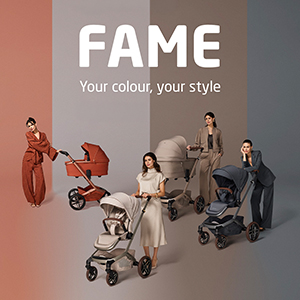 Frauen in stilvollen Outfits schieben schicke Kinderwagen in Rot, Beige und Dunkelgrau vor einem dreifarbigen Hintergrund. Der Schriftzug lautet: „FAME Your colour, your style“