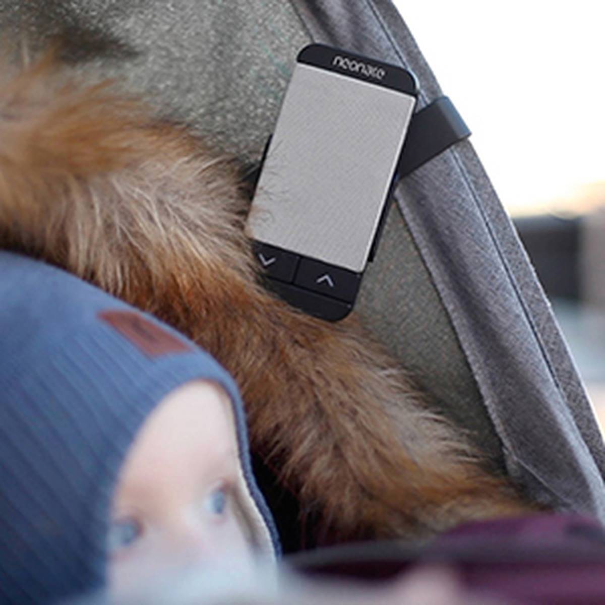 Neonate Babyphone neben einem Kind