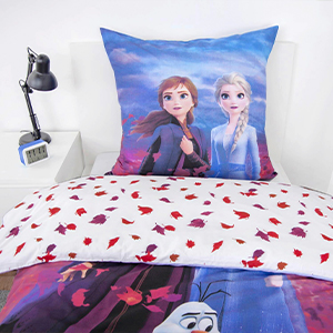Bettwäsche-Set zum Thema „Die Eiskönigin“ mit Figuren auf dem Kissen und einer Bettdecke mit buntem Blattmuster, neben einem Bett mit einer Lampe und einem Wecker.
