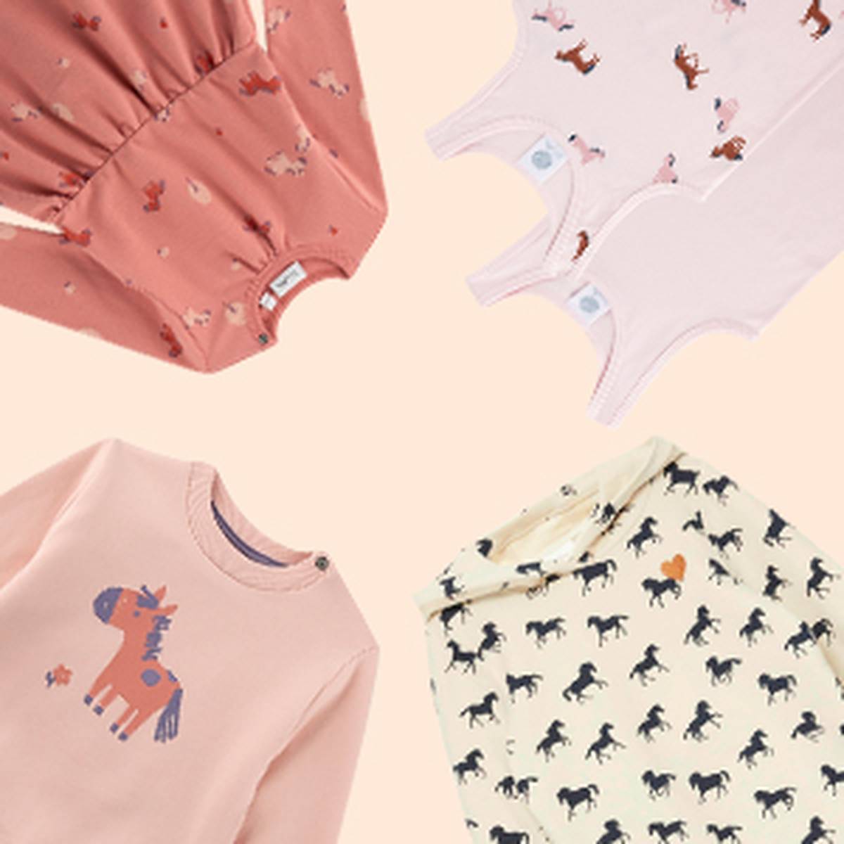 Kinderbekleidung mit Pferdemotiven, darunter Kleider, Tank-Tops und Sweatshirts in Rosa- und Beigetönen, arrangiert auf hellem Hintergrund.
