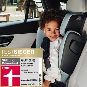 Ein lächelndes Kind sitzt in einem Kindersitz von Britax Römer, der als „TESTSIEGER“ gekennzeichnet ist und von Stiftung Warentest mit 1,8 bewertet wurde.