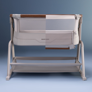 Ein elegantes und modernes Babybettchen mit einer Netzseite und hölzernen Akzenten, vor einem blau verlaufenden Hintergrund.