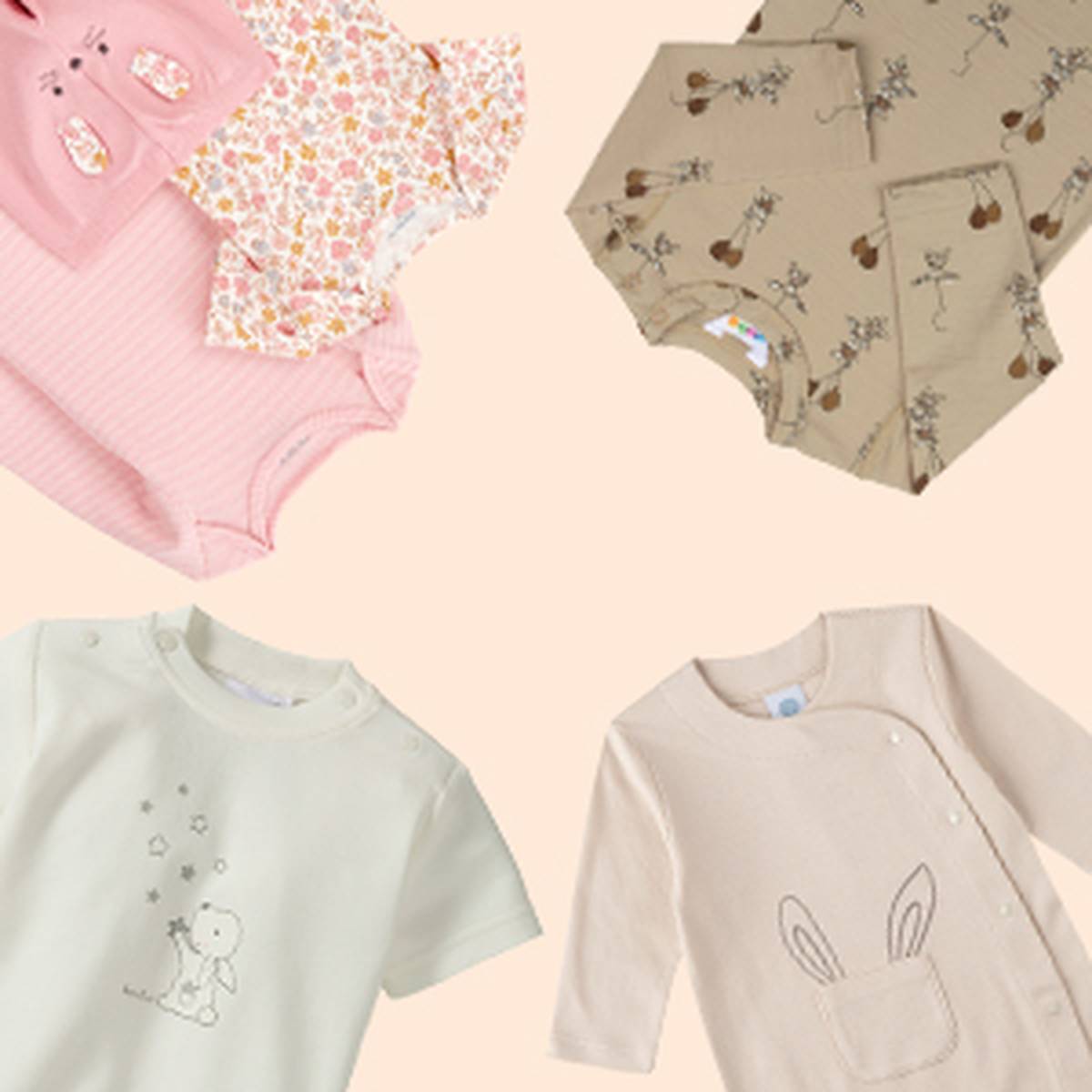 Vier Baby-Outfits in sanften Pastellfarben mit Hasen- und Blumenmustern, arrangiert auf einem hellbeigen Hintergrund.
