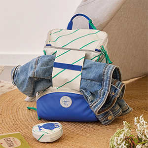 LÄSSIG Kinder- und Schulrucksack mit blau-weißem Streifenmuster und blauen Akzenten. Der geöffnete Rucksack präsentiert sein geräumiges Hauptfach und bietet Platz für Kleidung, Bücher und weitere Alltagsutensilien.