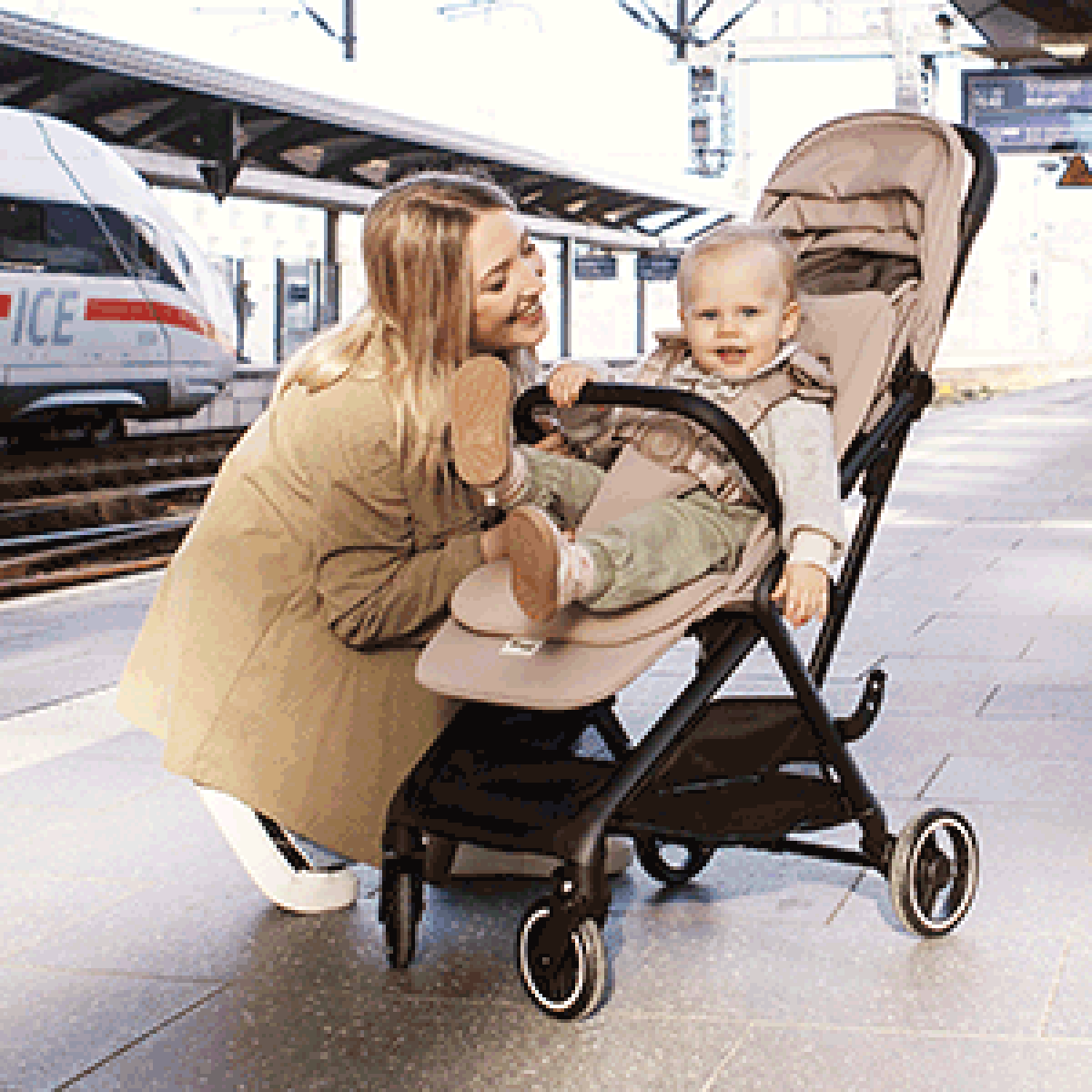 Eine fröhliche Familie mit einem Hauck Kinderwagen, einem Hauck Kinderstuhl und einem Hauck Kinderbett.