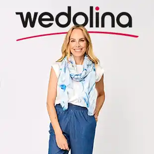 Lächelnde Frau mit einem leichten Schal und blauen Hosen steht vor dem „wedolina”-Logo auf weißem Hintergrund.