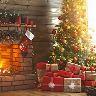 Ein geschmückter Weihnachtsbaum mit darunter liegenden Geschenken