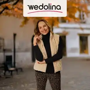 Eine Person lächelt herzlich; sie trägt eine beige Weste und Leggings mit Leopardenmuster, im Hintergrund ist Herbstlaub zu sehen. Darüber befindet sich das Logo „wedolina“.