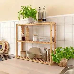 Holzregal in der Küche mit Pflanzen, Gewürzdosen und Schneidebrettern vor einer gefliesten Wand. In der Nähe sind Körbe und ein Herd zu sehen.