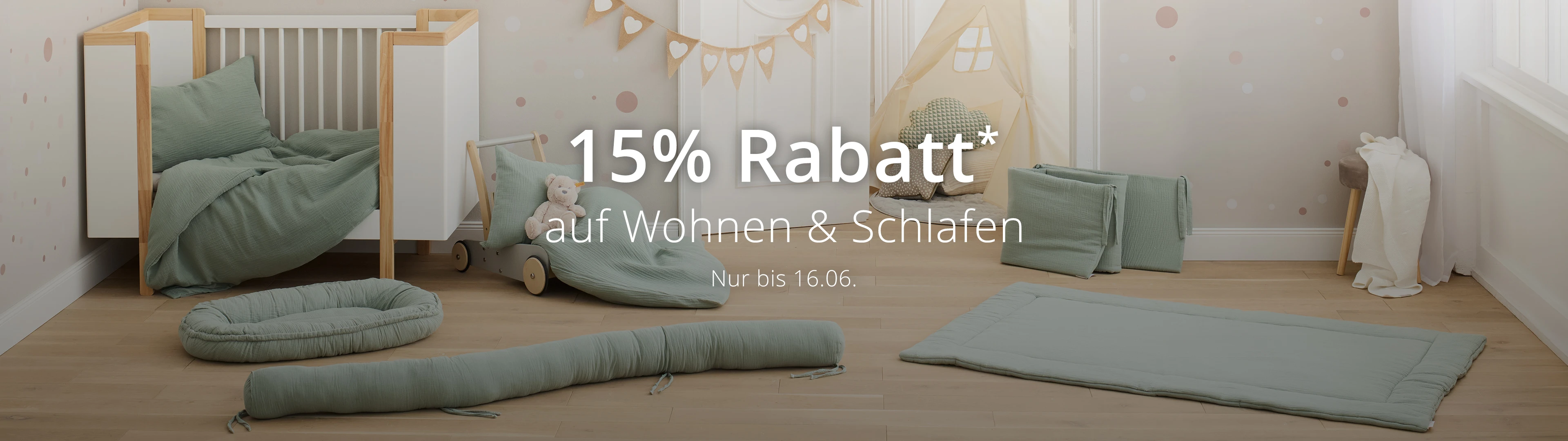 Kinderzimmer mit Holzbettchen, Spielzelt, Kissen und einem Teddybären. Textüberlagerung: „15 % Rabatt auf Wohnen & Schlafen. Nur bis zum 16.06.“
