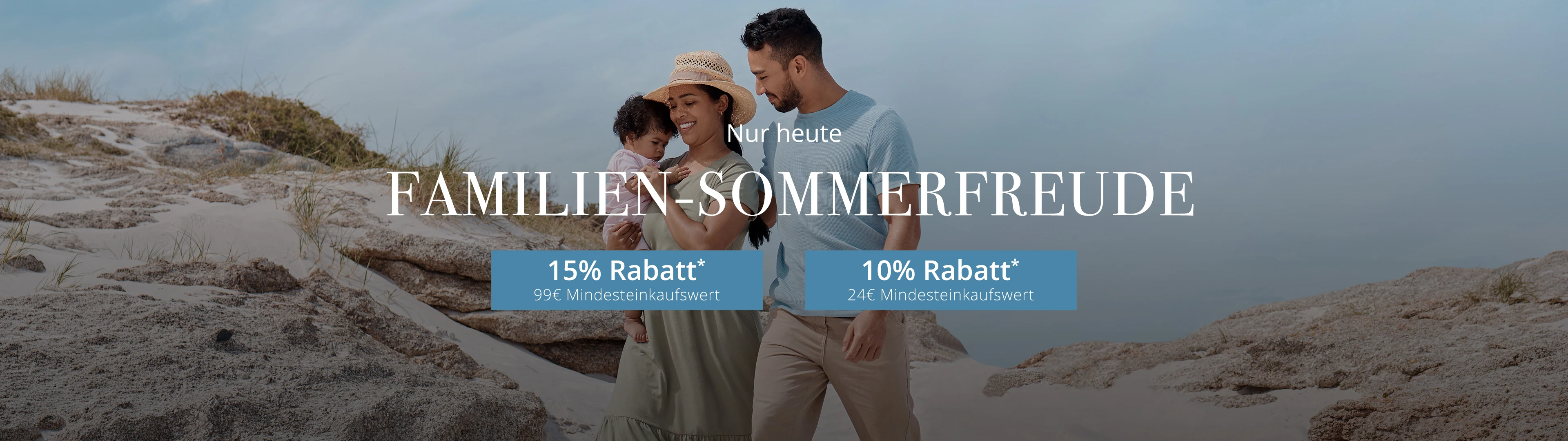 Eine Familie spaziert an einem Sandstrand entlang. Darüber wird ein Text eingeblendet, der Sommerrabatte* von 15 % und 10 % auf Einkäufe anbietet
