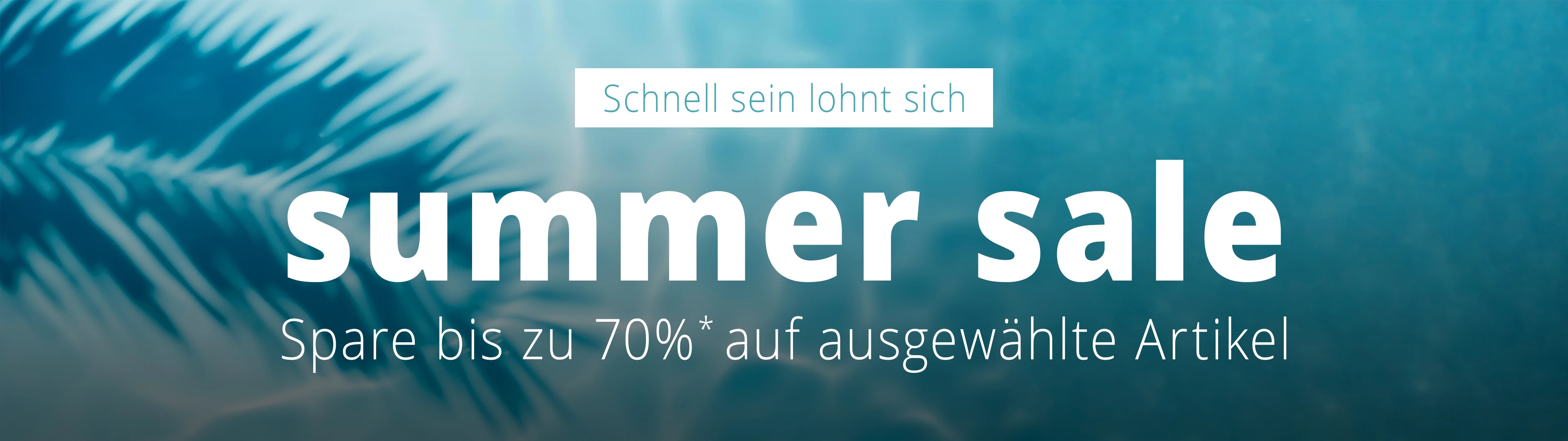 Sommerschlussverkauf-Anzeige mit dem Text „Schnell sein lohnt sich. Spare bis zu 70 %* auf ausgewählte Artikel“ auf blauem abstraktem Hintergrund.“