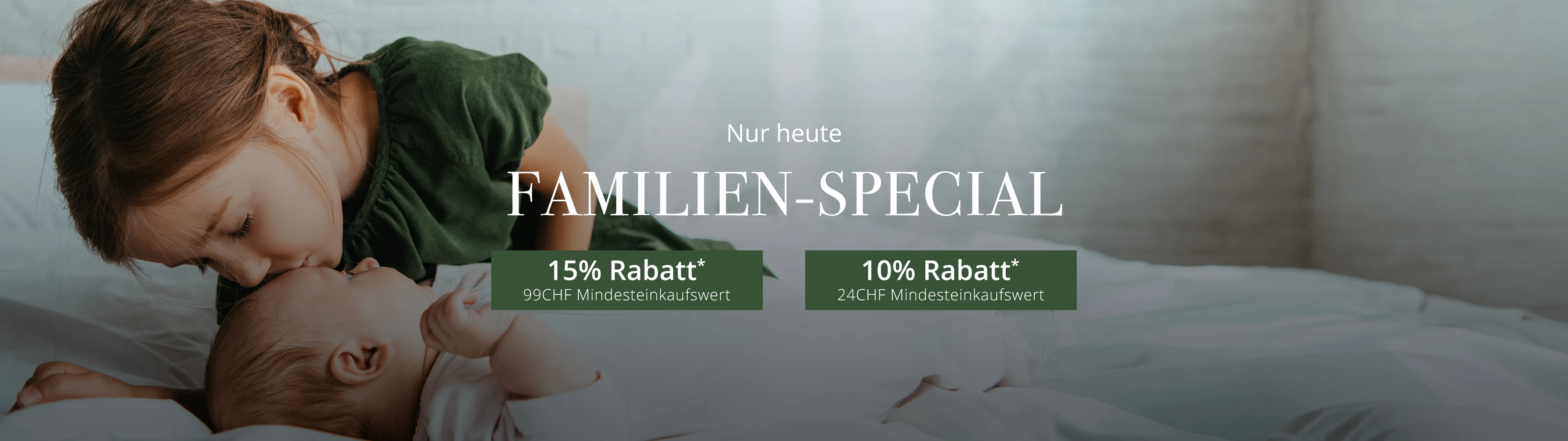 Ein Mädchen küsst ein Baby, das auf einem Bett liegt. Der Text lautet: „Nur heute Familien-Special“ mit Rabatten von 15 % und 10 % ab einem Mindestbestellwert.
