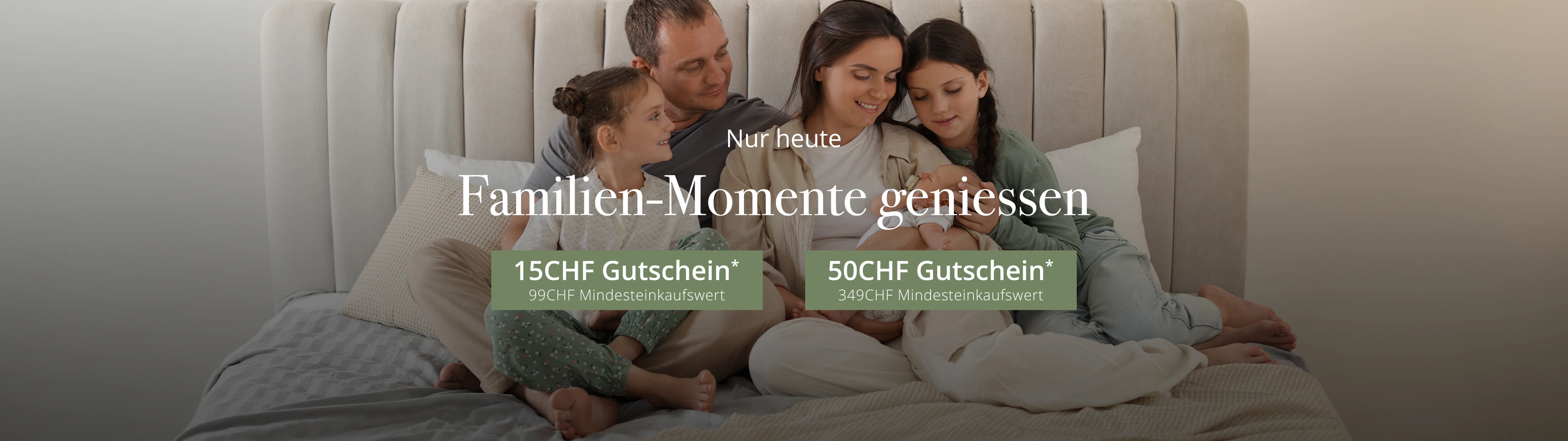 Eine Familie kuschelt auf einem Bett, über dem Bild ist der Text „Familien-Momente genießen“ und zwei Rabattangebote zu sehen. 15CHF Gutschein* ab 99CHF Mindesteinkaufswert und 50CHF Gutschein* ab 349CHF Mindesteinkaufswert
