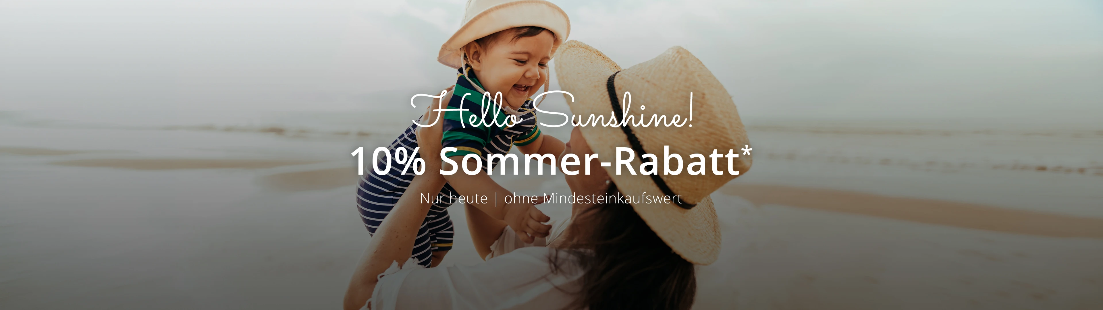 Lächelnder Erwachsener und Kind mit Strohhüten am Strand, mit eingeblendetem Text: „Hello Sunshine! 10 % Sommer-Rabatt* Nur heute | ohne Mindesteinkaufswert.“