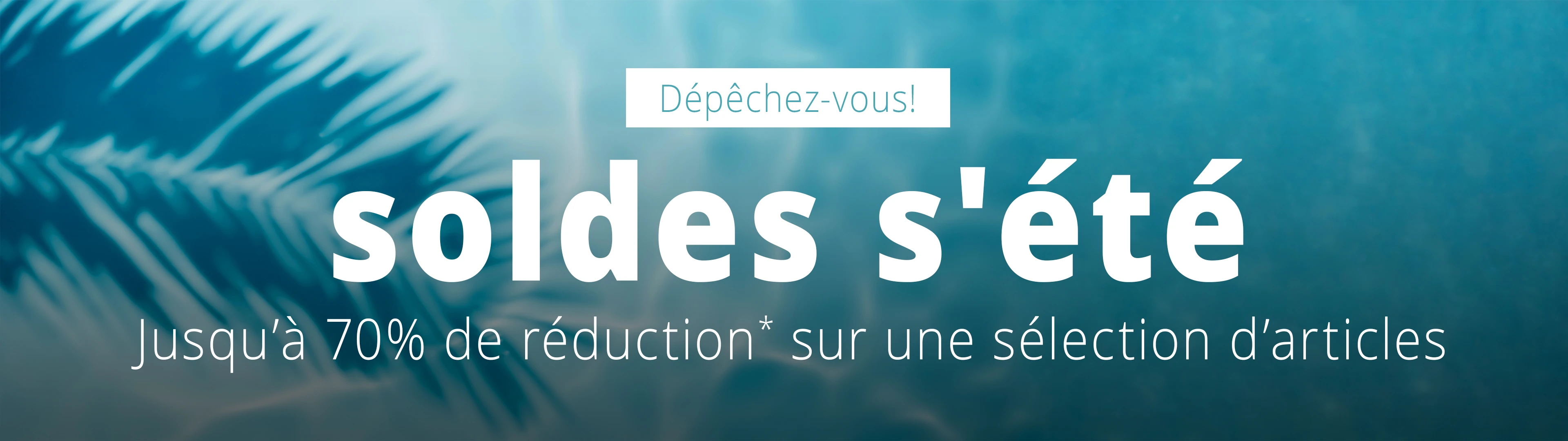 Publicité pour les soldes d'été avec le texte « Faites vite, ça vaut le coup. Économisez jusqu'à 70 %* sur une sélection d'articles » sur un fond bleu abstrait.