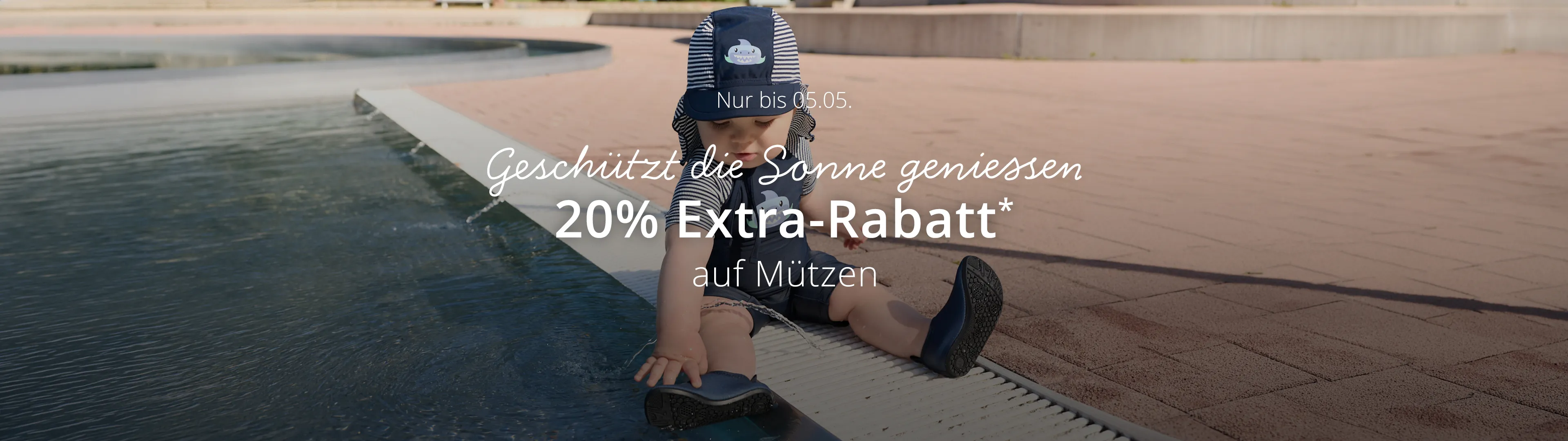 Ein Baby mit blauem Sonnenhut sitzt am Wasser. Text: „Nur bis 05.05. Geschützt die Sonne geniessen. 20% Extra-Rabatt* auf Mützen.“