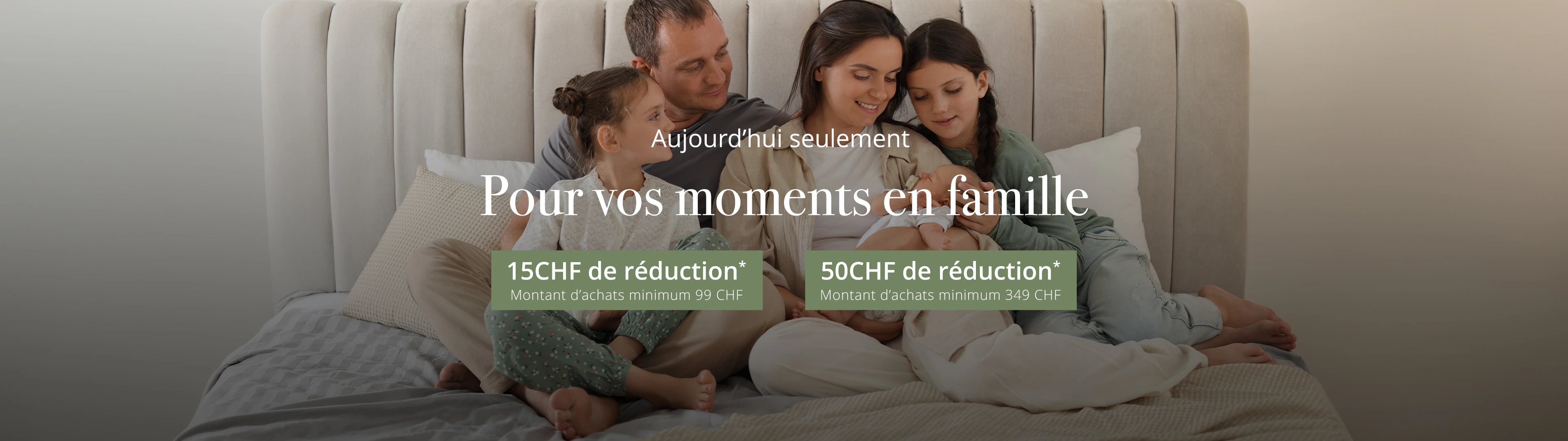 Une famille est blottie sur un lit ; au-dessus de l'image figure le texte « Profitez des moments en famille » et deux offres de réduction : un bon d'achat de 15 CHF* pour un achat minimum de 99 CHF et un bon d'achat de 50 CHF* pour un achat minimum de 349 CHF.